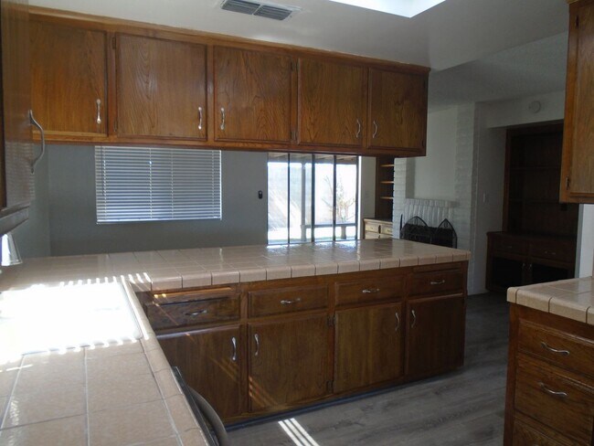 Foto del edificio - MOVE IN SPECIAL....$2825 MOVES YOU IN.    ...
