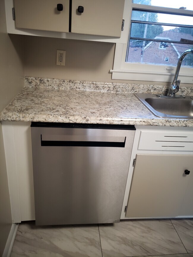 Building Photo - 4230 N 100th St