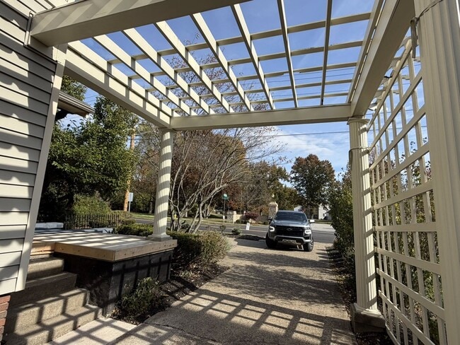 Building Photo - 2657 Dresden Rd