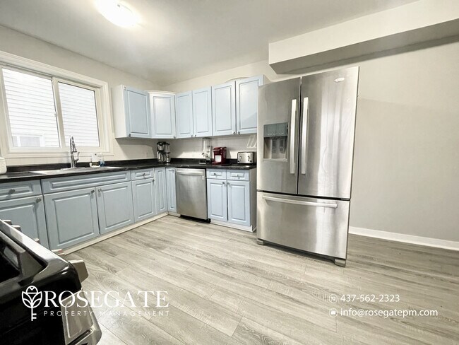 Photo du bâtiment - Pet-Friendly 2-Bedroom Main Level Apartment with Pool & Backyard Deck – Niagara Falls