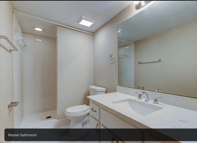Building Photo - 208 Pine Ct