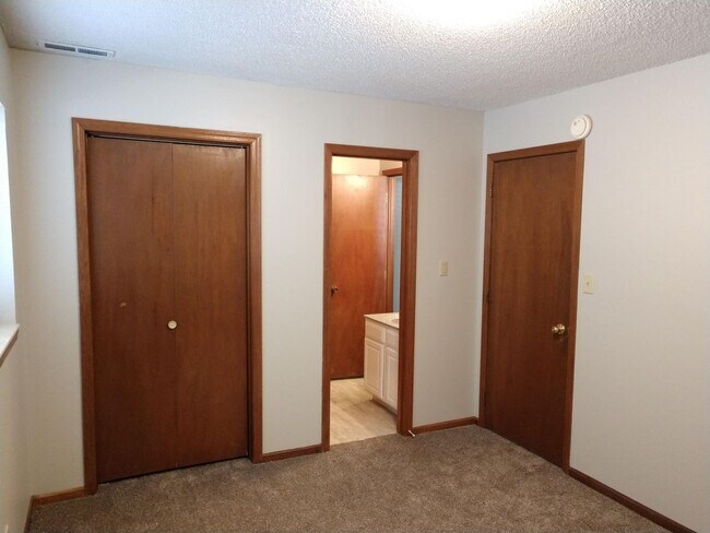 Foto del edificio - 4 Bedroom Apartment in Central MHK - Near Aggieville!