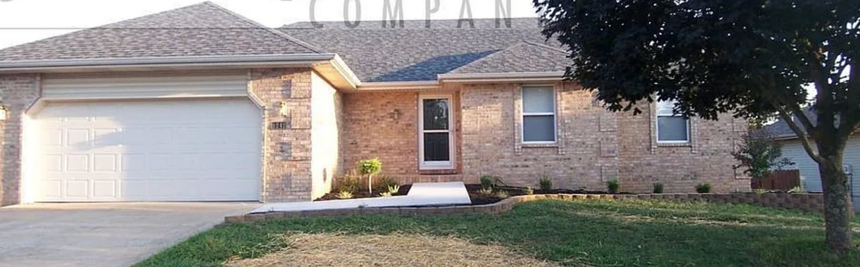 Foto principal - 4 Bedroom | 3 Bathroom | Walk Out Basement...