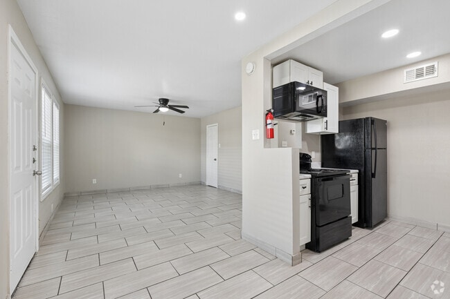 2BA, 2BA - 827SF - Living Room - Gardens At Bissonnet