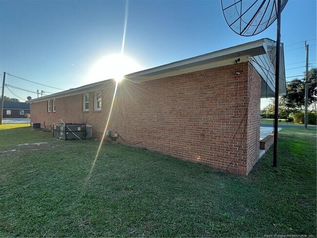 Building Photo - 502 N Jones St