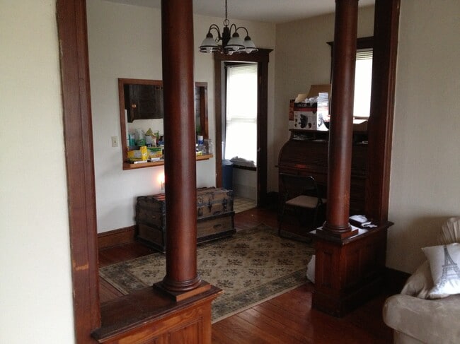 dinrm - 221 Ulster St Apartments