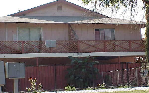 Building Photo - 1202 E 6th Ter
