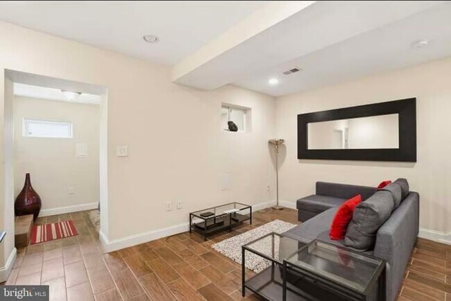 Foto del edificio - 813 Delafield Pl NW