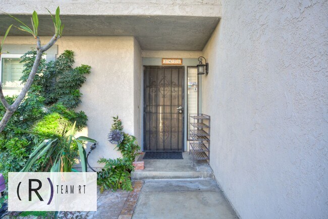 Building Photo - A Freshly Painted and Gorgeous Home Locate...