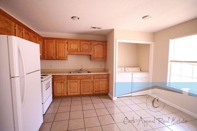 Building Photo - First month move in special $700!! Renovat...