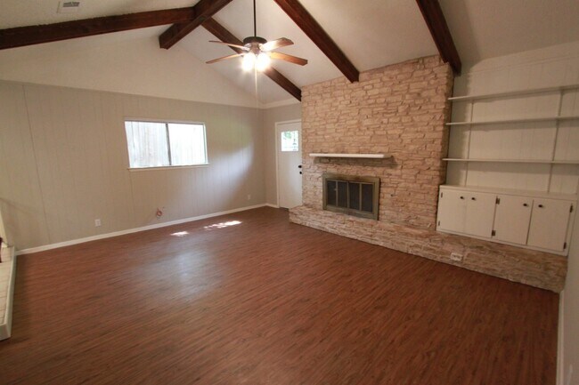 Foto del edificio - Updated 4-Bedroom, 3-Bath Home on Quiet Cu...