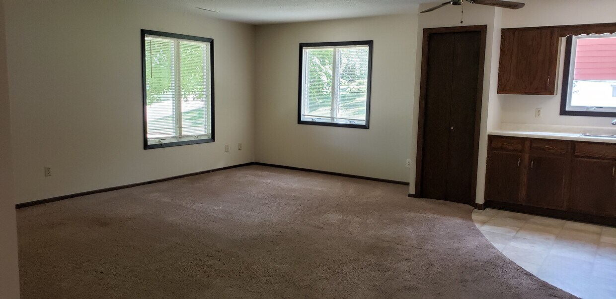 Foto del edificio - 310 Oak St N