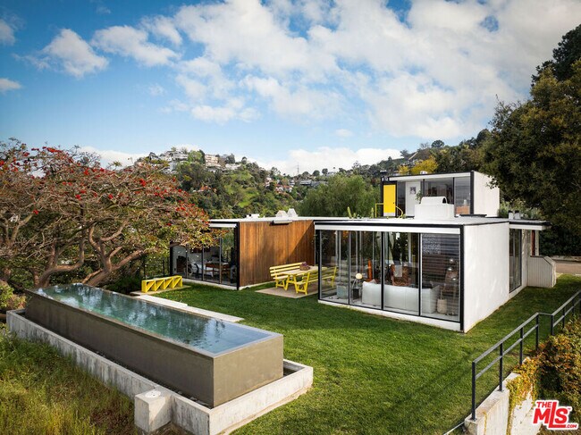 Building Photo - 2977 Passmore Dr