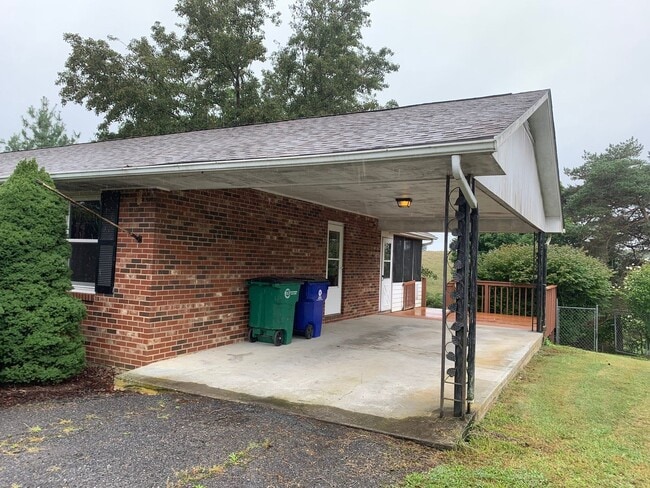 Building Photo - 3 Bedroom, 2 Bath House