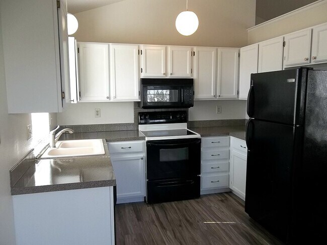 Building Photo - 2828 Silverplume Dr