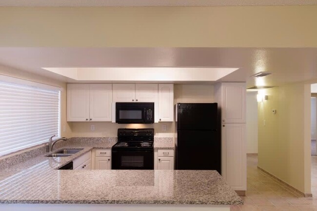 Building Photo - 5420 W Desert Cove Ave