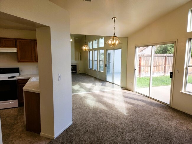 Foto del edificio - 2327 E Goshen Ave