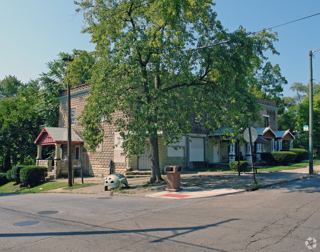 Primary Photo - 2700 Lakeview Ave