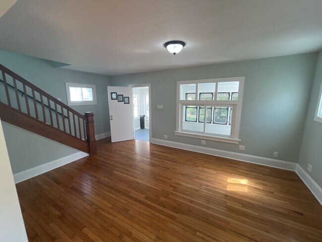 Foto del edificio - "Charming 2-Bedroom Oasis: Your Perfect Bl...