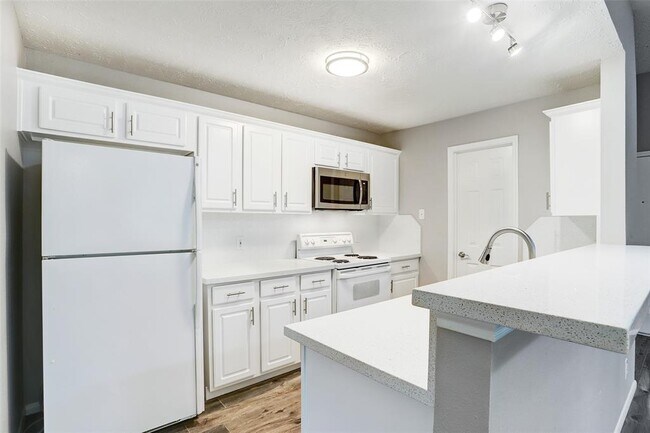 Building Photo - 8051 Bay Branch Dr