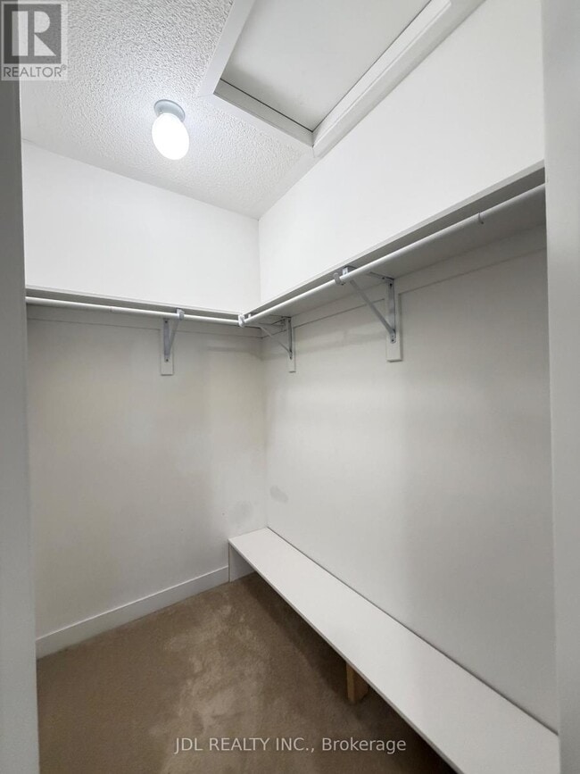 Photo du bâtiment - 302 Clay Stones St