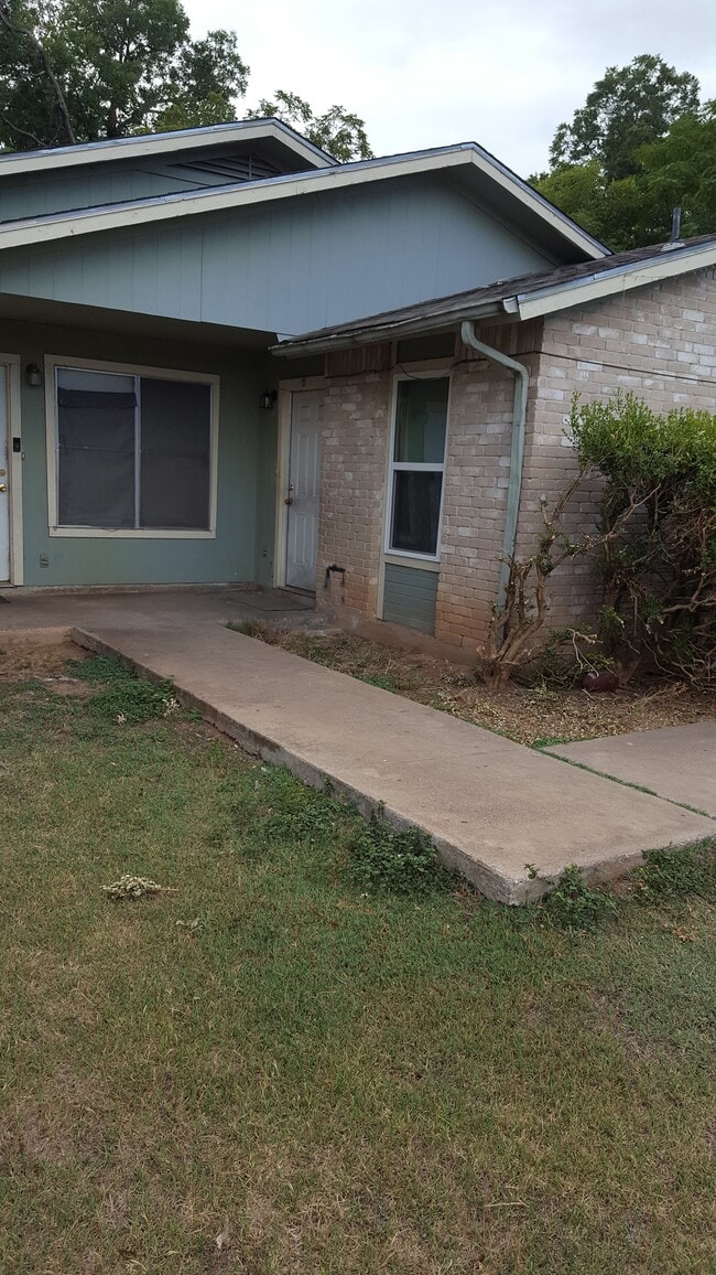 Building Photo - 902-B Bret Ln