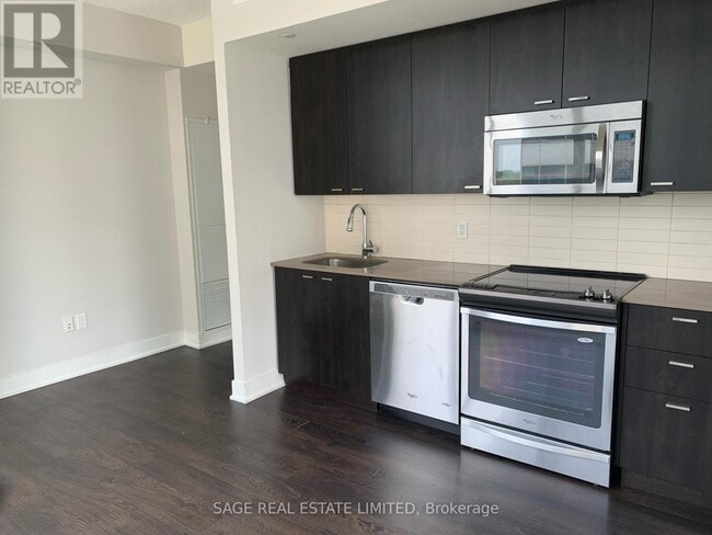 Building Photo - 30 Roehampton Ave