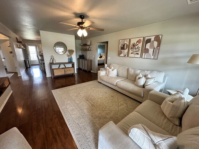Foto del edificio - For Rent: Charming 3 Bed, 2 Bath Home in M...