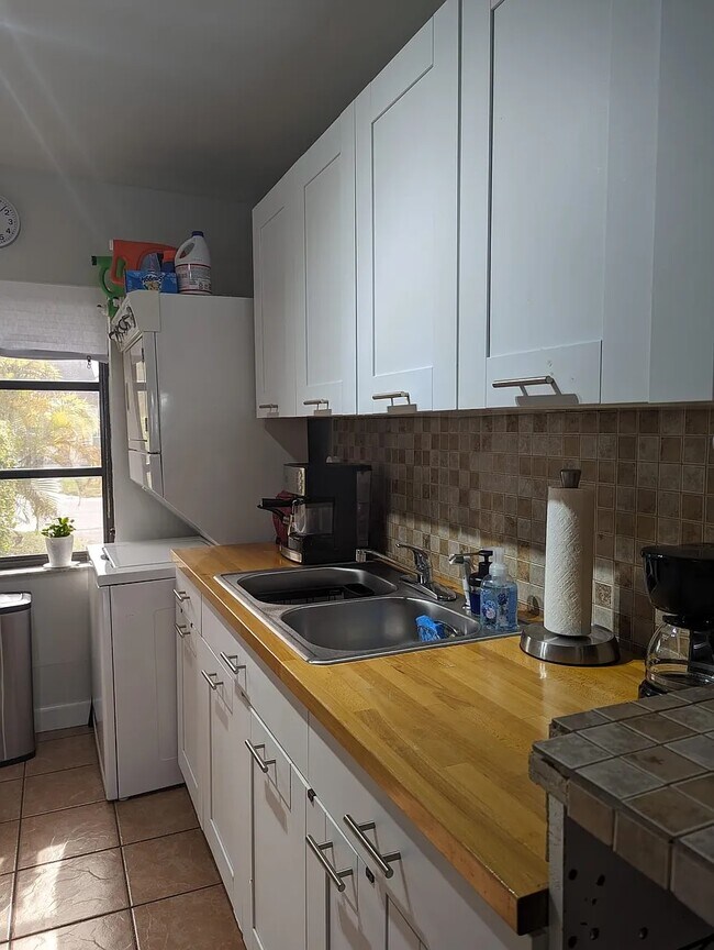 Fregadero doble de acero inoxidable con triturador de basura incluido. - 13928 SW 52nd Ln