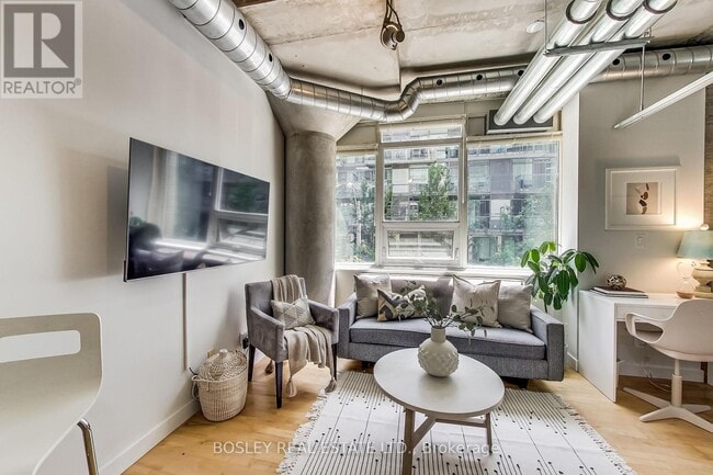 Building Photo - 32 Stewart St