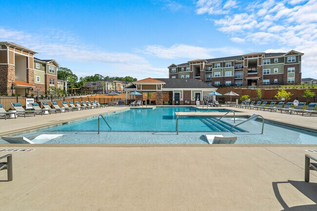 Piscina de agua salada estilo resort - Hawthorne Waterstone