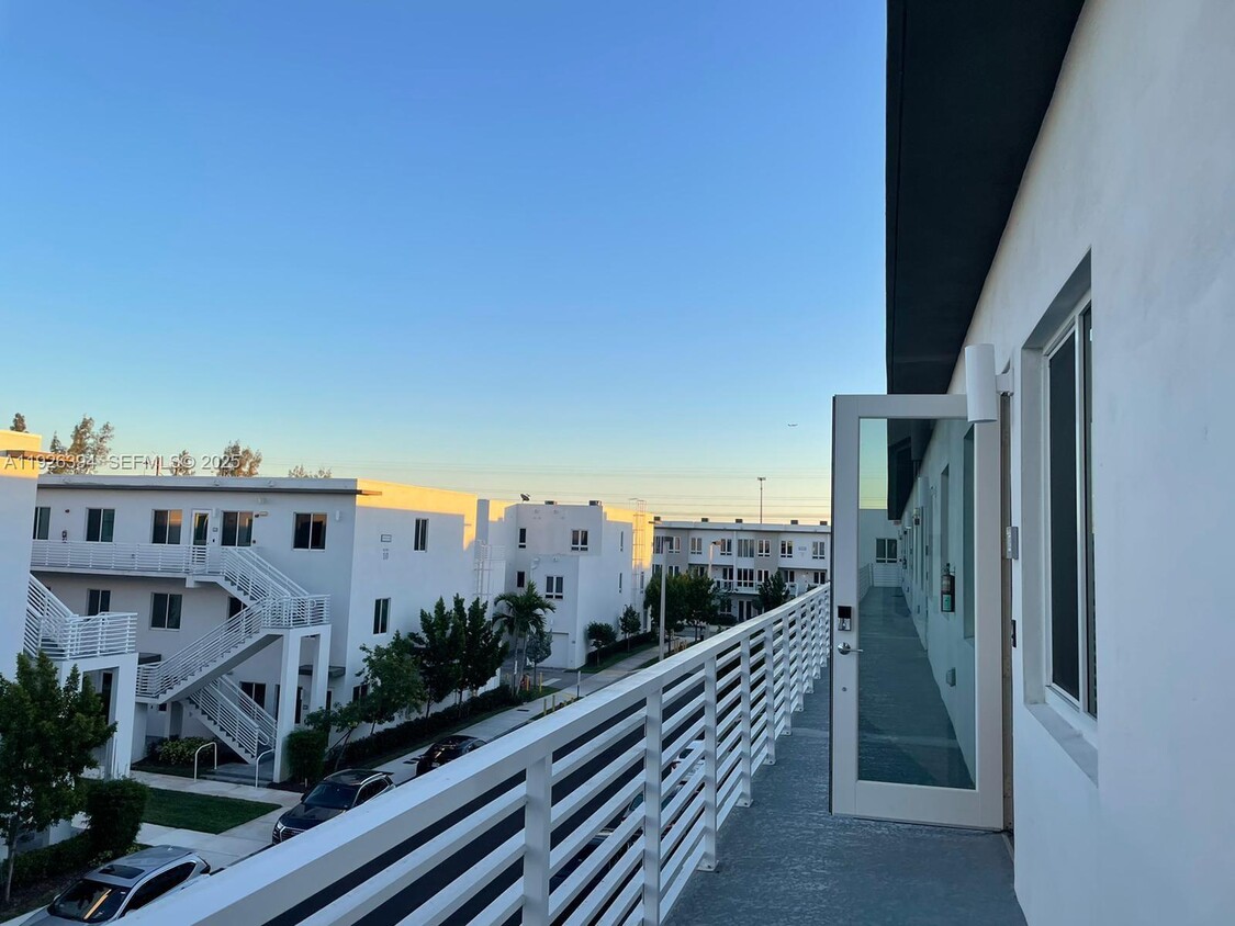 Foto principal - 6416 NW 102nd Ct