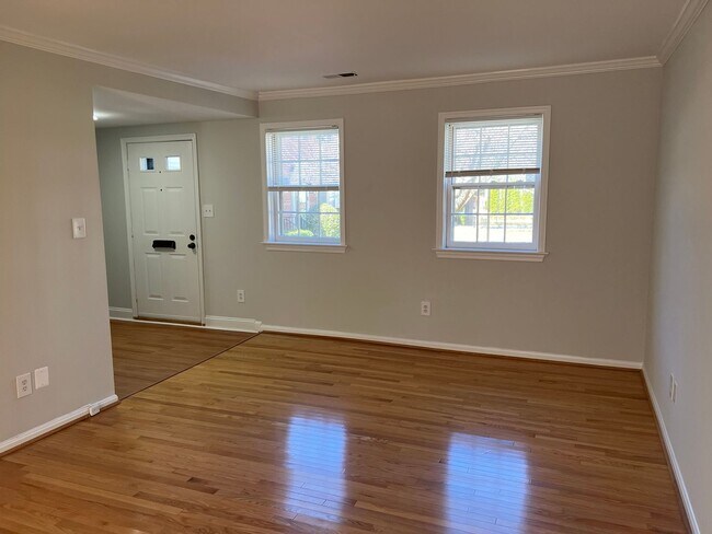 Building Photo - Well Appointed  and Updated Townhome in Downtown Bethesda
