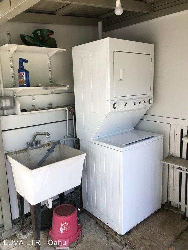 Building Photo - 3 br, 1 bath House - 1634B Leilehua Lane