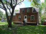 Foto principal - UPDATED AND SPACIOUS BUNGALOW ON CORNER LO...