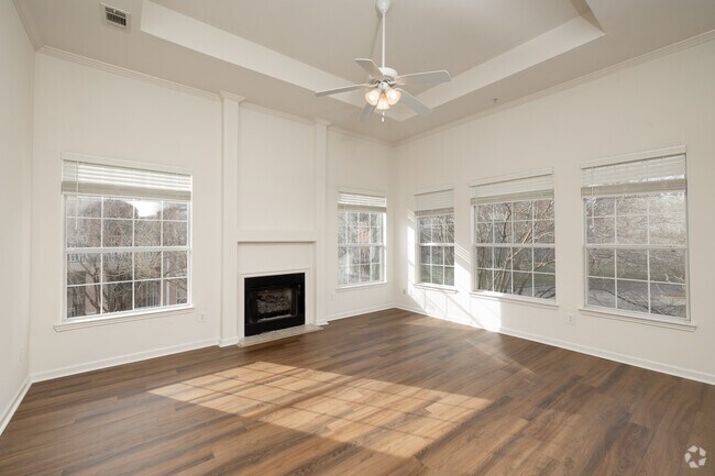 The Plantation - 3 habitaciones, 2 baños - 1756 pies cuadrados - Sala de estar - Legacy Oaks at Spring Hill Apartments