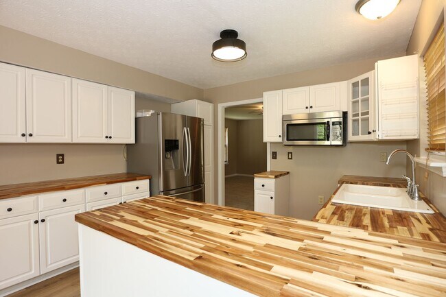 Foto del edificio - Large 5 Bedroom Westfield Home!