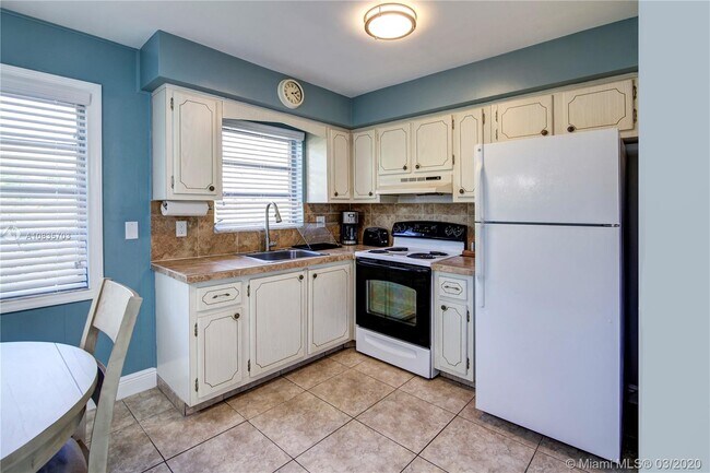 Building Photo - 5101  Hollywood Blvd  60 Hollywood Fl 33021