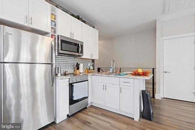 Building Photo - 641 E High St