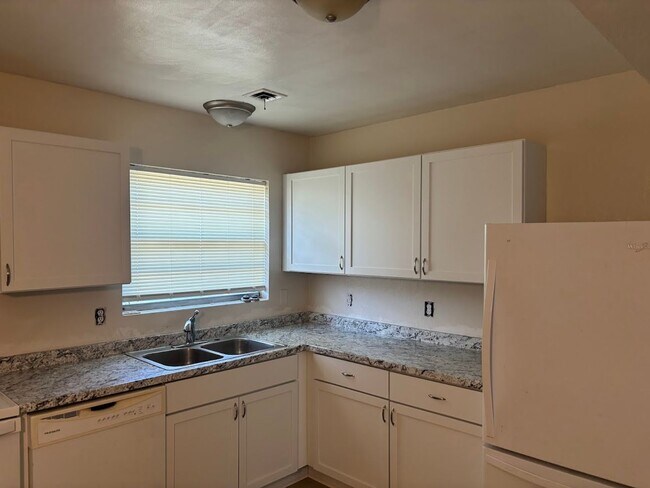 Foto del edificio - Spacious 4 Bedroom/2 Bath