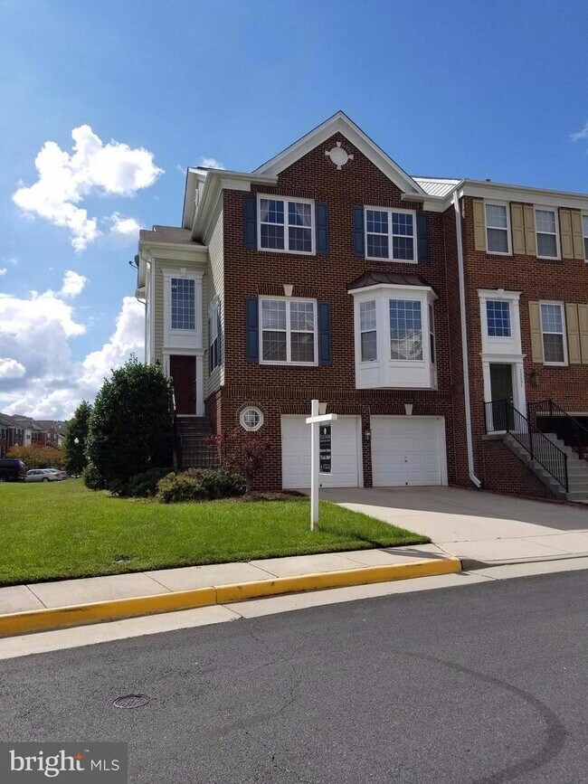 Building Photo - Welcome to this attractive property in Ash...