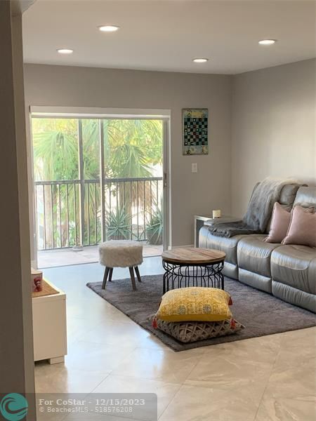 Foto del edificio - 701 NE 1st Ct