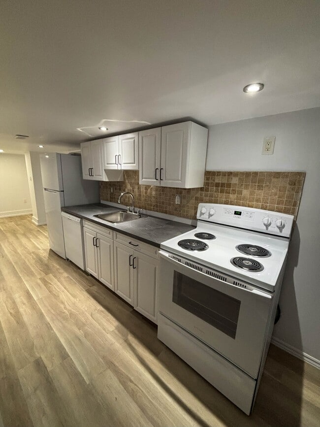 Building Photo - 329 Christina St N