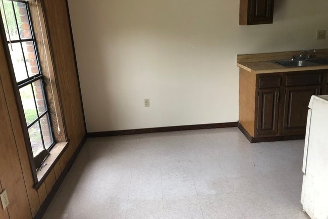 Building Photo - 137 Clinton Ct