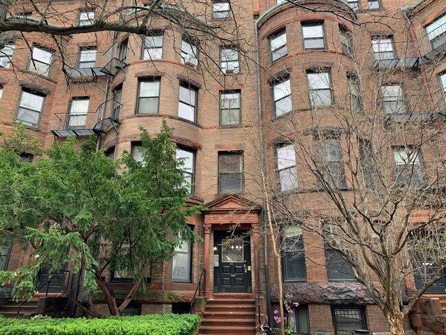 Foto del edificio - 41 Bay State Rd