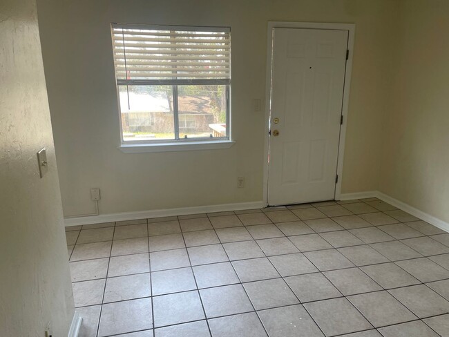 Building Photo - 1/1 LOCATED BY FSU STADIUM 850$ MONTHLY