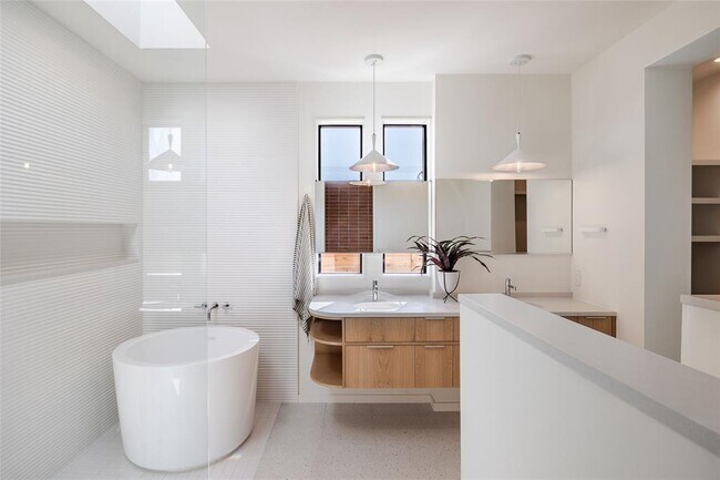 Foto del edificio - 2112 Lawnmont Ave