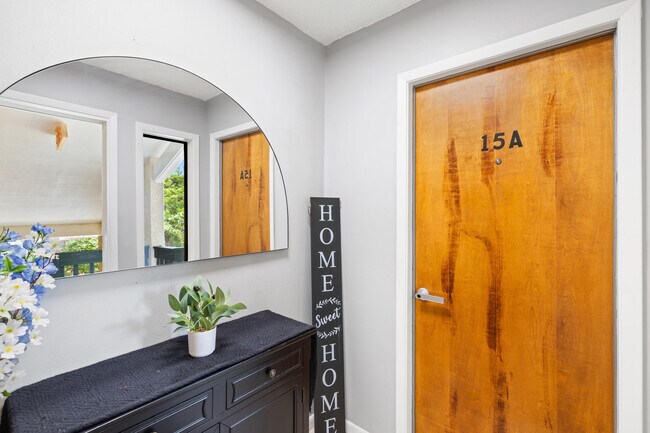 Foto del edificio - 300 Yacht Club Dr