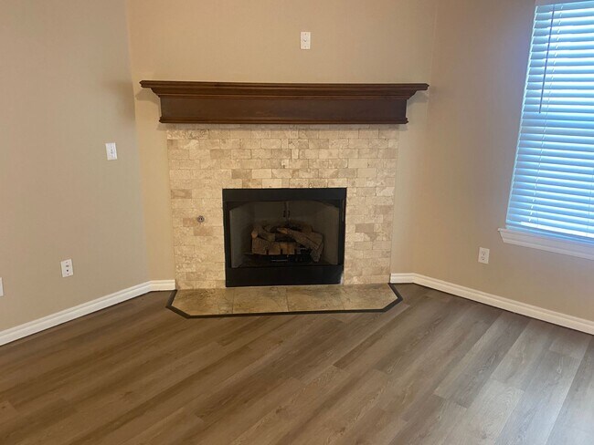 Foto del edificio - 4 Bed, 2 Bath with Neighborhood Pool and D...