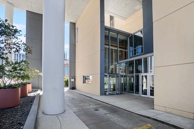 Foto del edificio - 737 W Washington Blvd